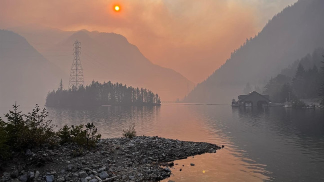 이번 주말 ‘반가운 비’ 예보, 짙은 산불 연기 잠재운다