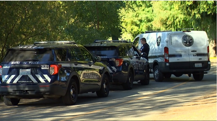 인파로 붐비는 주말 그린레이크서 물 위에 둥둥 뜬 변사체 발견