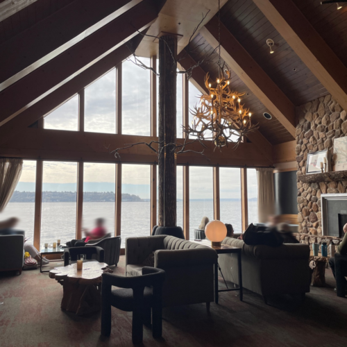 바다 뷰를 바라보며 분위기 있는 식사를 즐길 수 있는 호텔 속 다이닝 Six Seven