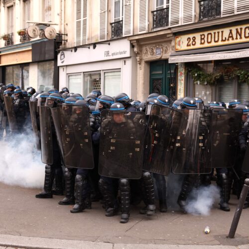 경찰봉 맞아 고환 잃은 20대