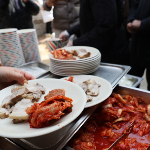 이슬람 사원 건립을 반대! 사원 앞에서 돼지수육 잔치