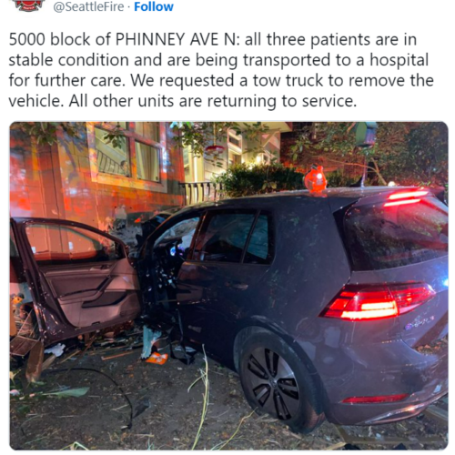 건물을 뚫고 들어간 자동차. 3명 병원 이송