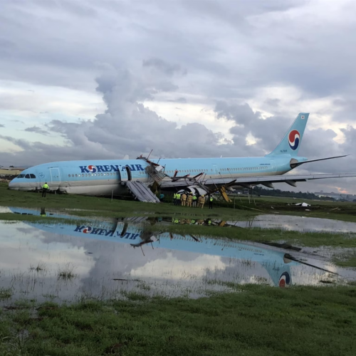 대한항공 여객기, 세부공항 활주로 이탈 ,동체 아래부분 잘려져 날려가