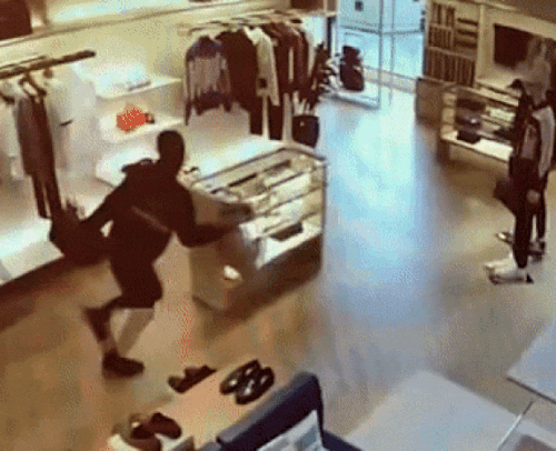 도둑질을 하려면 제대로 하던가.. 루이뷔통 매장에서 가방 들고 도망가다 기절