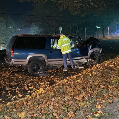 우딘빌서 시속 60마일 달리던 SUV, 나무에 정면 충돌…3명 중상