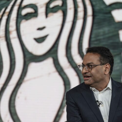 스타벅스 새 CEO "한 달에 한 번은 매장에서 근무하겠다"