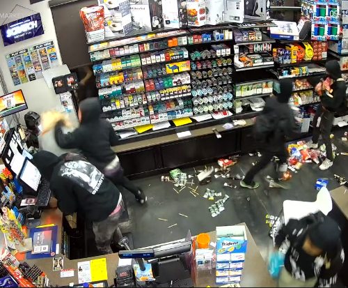 킹 카운티 주유소 여직원, 강도 일당에 '무자비 폭행' 당해