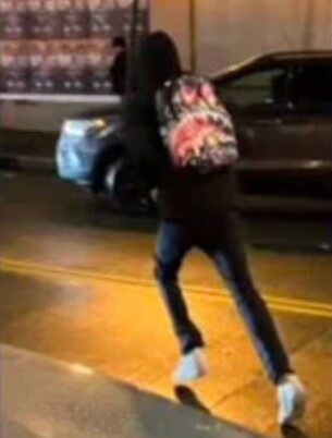 UW 대학가에서 얼굴에 총 쏜 뒤 도주…용의자 수배 중