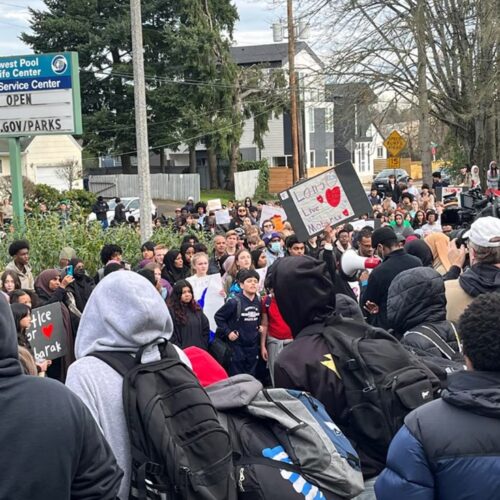 청소년센터 10대 총격 사망에 시애틀 고교생들 시위 나서