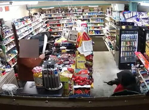 타코마 그로서리 주인, 칼 휘두르는 용의자에 ‘더 큰 칼’ 뽑아 응수