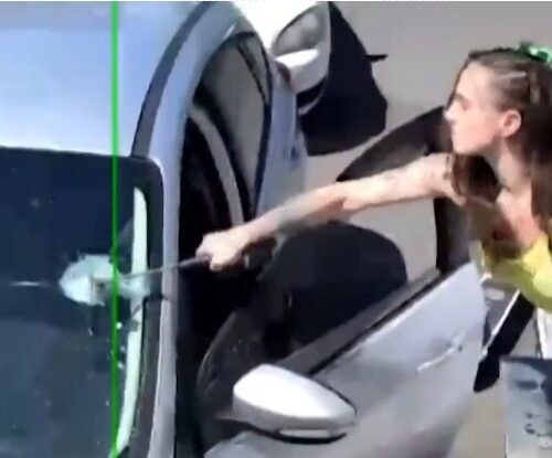 시애틀 비키니 바리스타, 음료수 던진 고객에게 망치로 유리창 깨뜨려