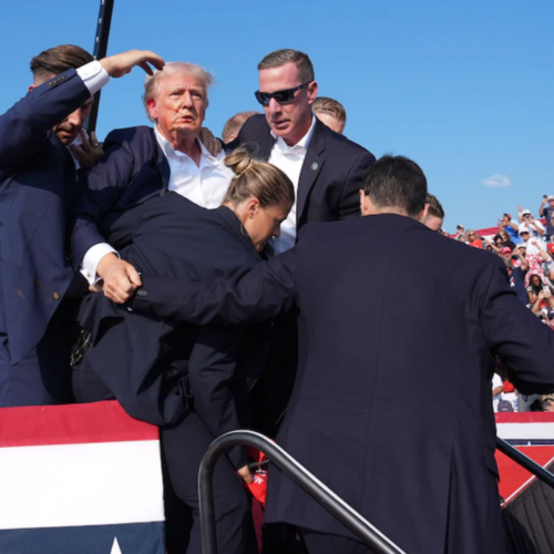 트럼프,유세 중 총격소리에 몸숙인 뒤 긴급대피, 총격범인 포함 두명 사망한 것으로