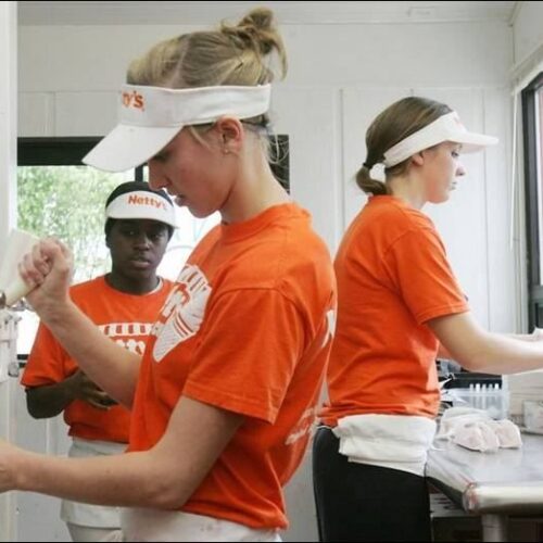 여름철 10대 고용 트렌드: 가장 많은 급여를 받는 직업은?