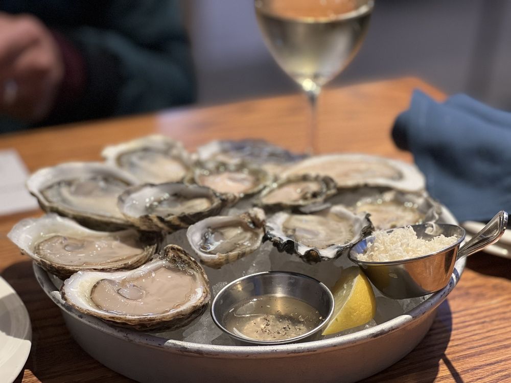 캐피톨 힐(멜로즈) 지점 Capitol Hill (Melrose) Shucker's Dozen.jpg