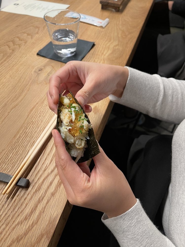 dungeoness crab hand roll.jpg