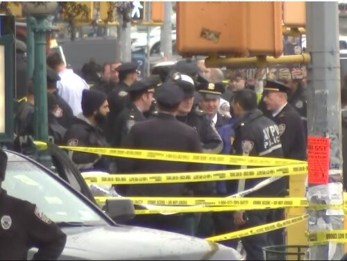 뉴욕 지하철에 방독면 쓴 괴한 나타나 연기 뿌린 후 총기 난사…최소 16명 부상