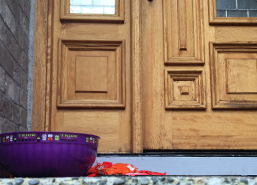  Trick or treat 가장해 문열어준 여성 칼로 찔러..