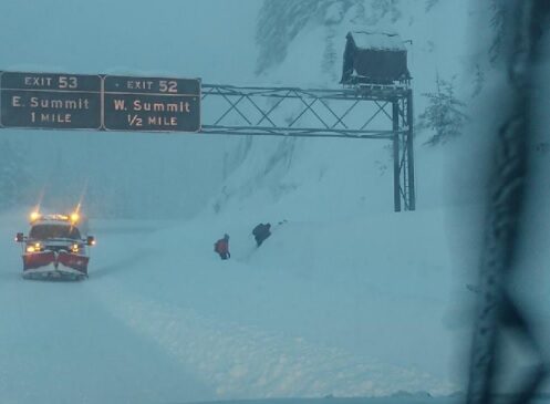 또 한차례 산간도로 양방향 폐쇄…’폭설과 눈사태 위험’