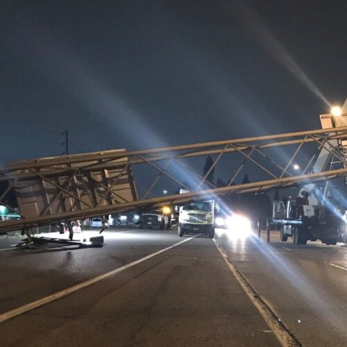 레이크우드 과속 차량에 ‘쾅’ I-5 도로 위 표지판 넘어트려 교통 정체