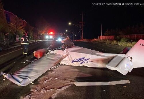 바텔 도로 한복판 소형 항공기 추락사고로 2명 부상, 도로 폐쇄