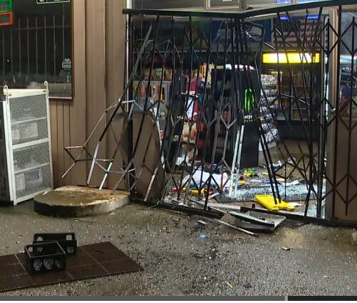 켄트 그로서리서 ATM 통째로 도난 당해…용의자 차에 싣고 도주