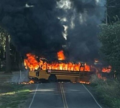 후진하던 스쿨버스에 불길 ‘활활’, 건조한 풀이 발화 원인