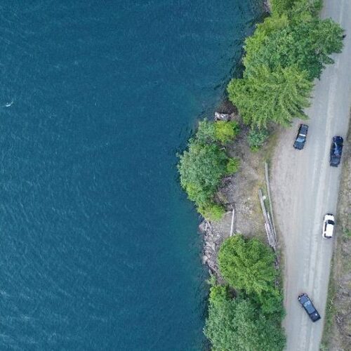 차량 몰다 제방 넘어 호수로 돌진…어린이 1명 사망, 운전자는 ‘체포’