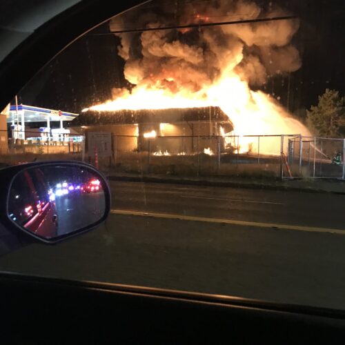 밤사이 린우드 번화가서 화재 발생, 196가 피자 건물 '완전 소실'