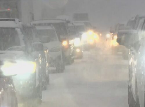폭설로 I-90 양방향 80마일 가량 폐쇄 ‘시야 확보 불가능’