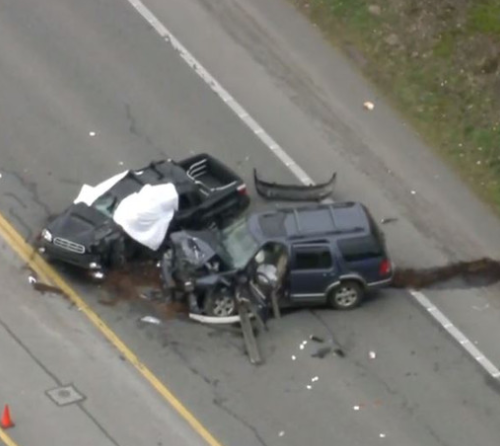 밀크릭에서 발생한 차량 추돌 사고로 한 명 사망, 한 명 중태