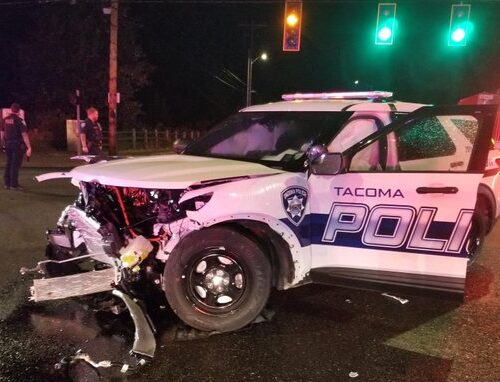 ‘광란의 질주’ 타코마서 빨간불 무시하고 질주하다 하필...경찰차 들이받아 작살