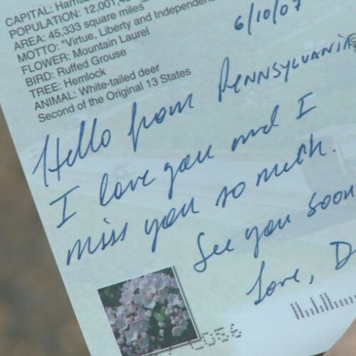 2년 전 죽은 아버지로 부터 엽서를 받은 아이