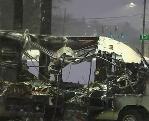 오늘 오전 시애틀, 불타고 있던 RV에서 36세 남성 구조