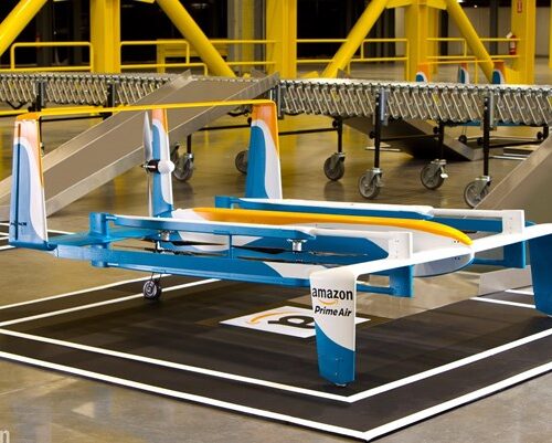 아마존 사 드론 이용한 첫 배송 시작해.