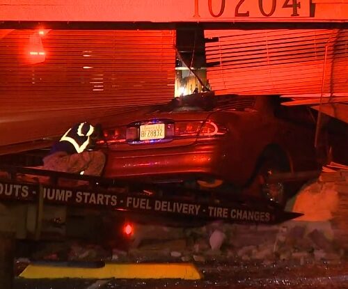 레이크우드 식당에 승용차 ‘돌진’ 운전자는 현장에서 도주