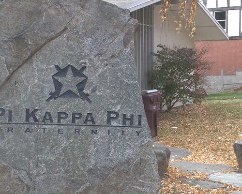 워싱턴 주 대학교(Washington State University) 남학생 클럽하우스에서 학생 한명 사채로 발견..