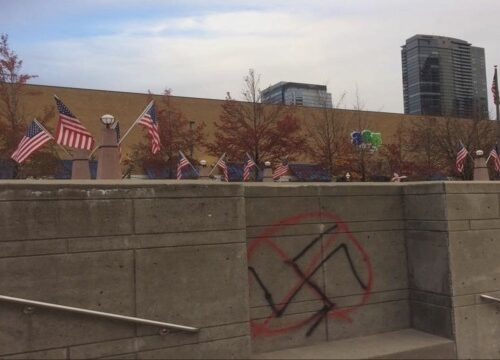 벨뷰 공원 한복판에 독일 나찌(Nazi) 상징하는 대형 심볼 그려져..