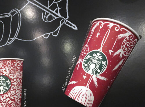 스타벅스 홀리데이 컵, 눈송이와 산타, 사슴들로 가득차..