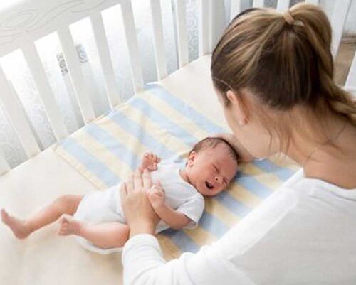 신생아부터 한 살 까지, 부모와 같은 방에서 자면 신생아 사망률 줄일 수 있어.