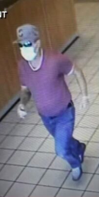 분홍색 모자·노란색 마스크 차림 50대, 머킬티오 은행 털어…경찰, 공개수배 중