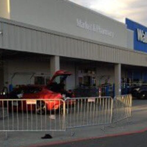 에버렛 월마트 벽에 차량 충돌 사고 발생