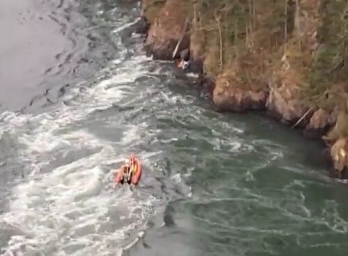 디셉션 패스 급류에 휩쓸려 절벽 아래 간신히 매달린 카약 조난자 2명 구출