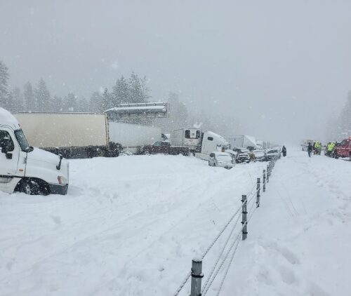 눈으로 얼어붙은 오리건 고속도로서 100중 추돌 사고