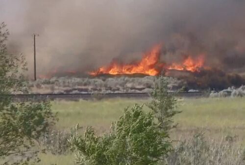 워싱턴 주 올 들어 첫 번째 대형 산불 발생…대피령에 전복사고까지