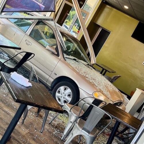 최씨가 운영하는 퓨얄럽 보바샵, 차량 충돌로 전면 뚫고 들어와