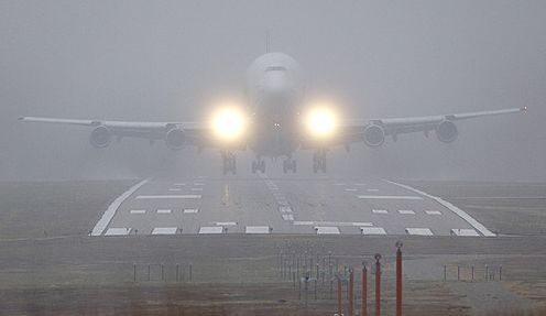 보잉 747 조종사 착오로 오착륙