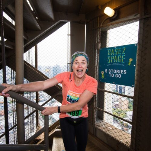 스페이스 니들 꼭대기까지 832개 계단 오르는 유명 암 센터 후원 행사 모집 시작