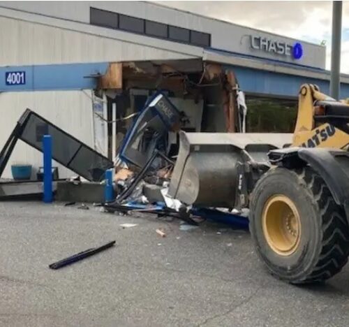 린우드 체이스 뱅크에 중장비 몰고 와 절도 시도, 벽면 뜯어내고 전면 파손