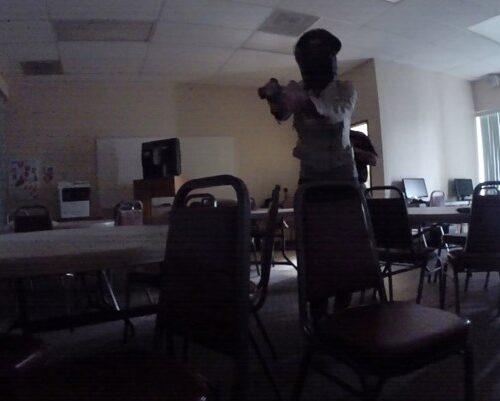 총을 든 사람과 맏닥들였을때 가장 좋은 대처 방안은?