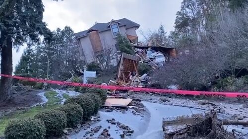 월요일 새벽 주택 붕괴로 벨뷰 주민 수십 명 대피…언제 복구될지는 미지수
